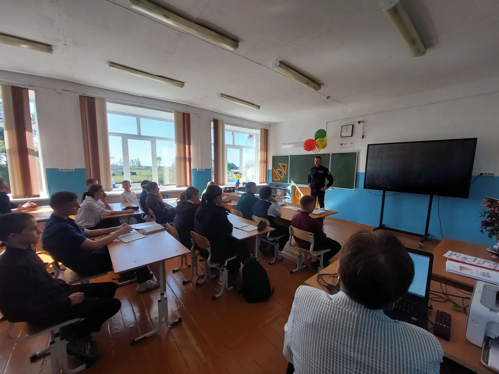 🚦 Сегодня в нашей школе побывали инспекторы ДПС!