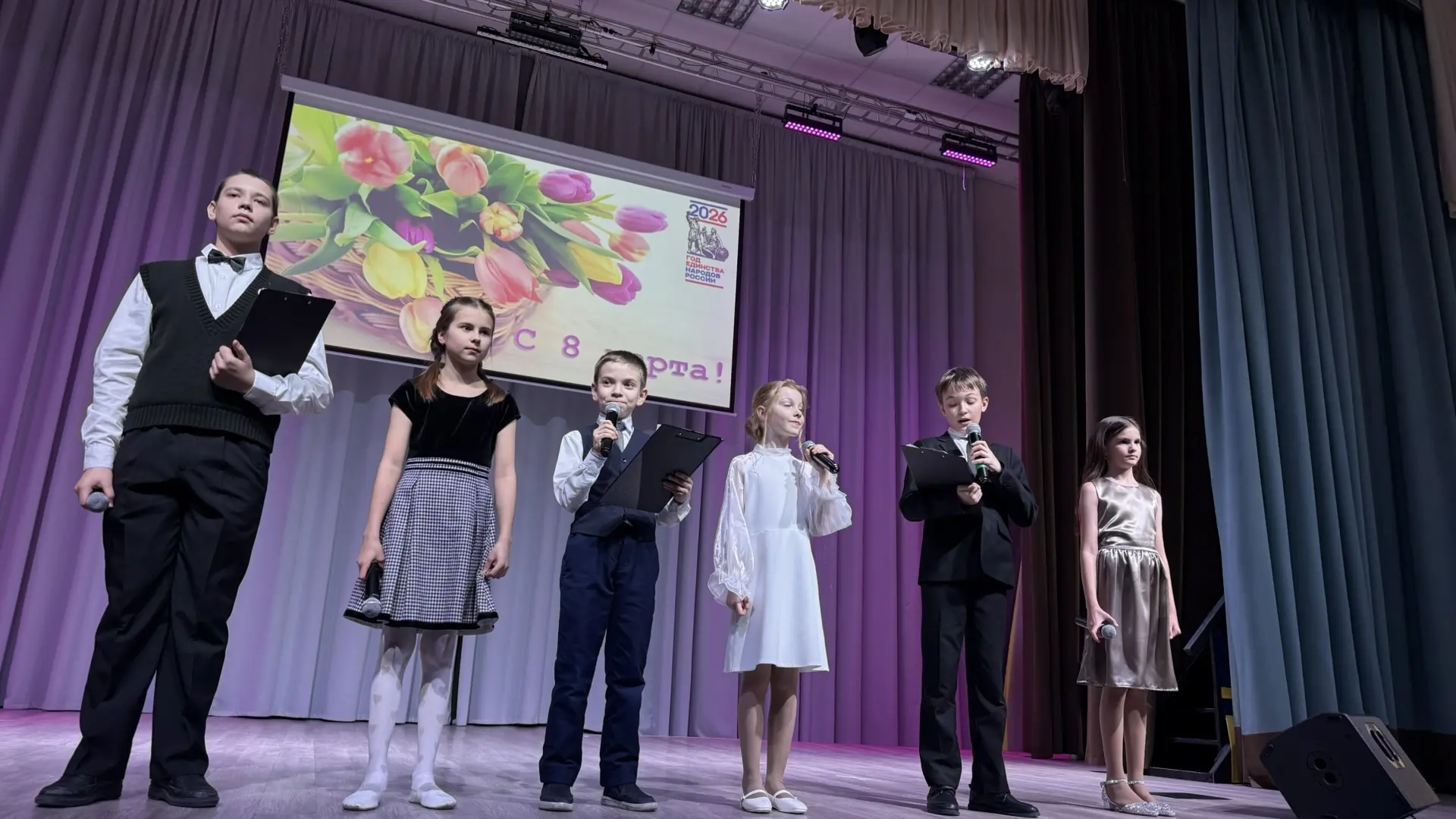 🌷✨ Праздничный концерт к 8 Марта ✨🌷  Сегодня на Поэтическом бульваре в нашей школе прошёл праздничны