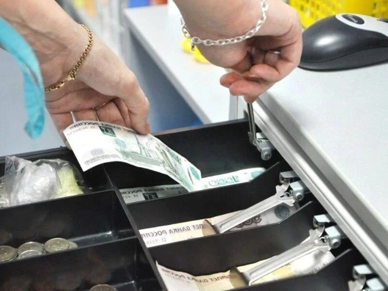 Продавец украла 106 тысяч рублей из кассы продуктового магазина в Хабаровске