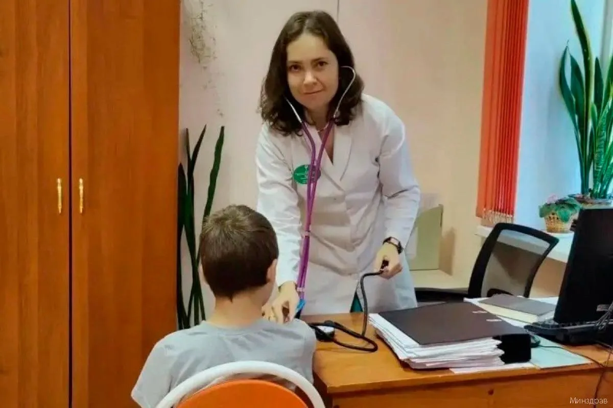 Рязанские врачи спасли 12-летнего мальчика с редкой аномалией позвоночника.