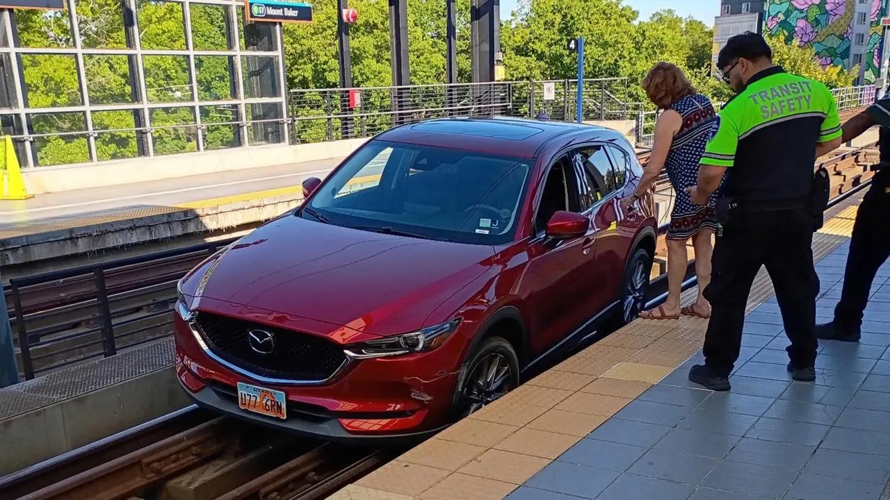 ВОДИТЕЛЬНИЦА MAZDA CX-5 ДОВЕРИЛАСЬ НАВИГАТОРУ И ПАРАЛИЗОВАЛА ДВИЖЕНИЕ ПОЕЗДОВ

Железнодорожное движе
