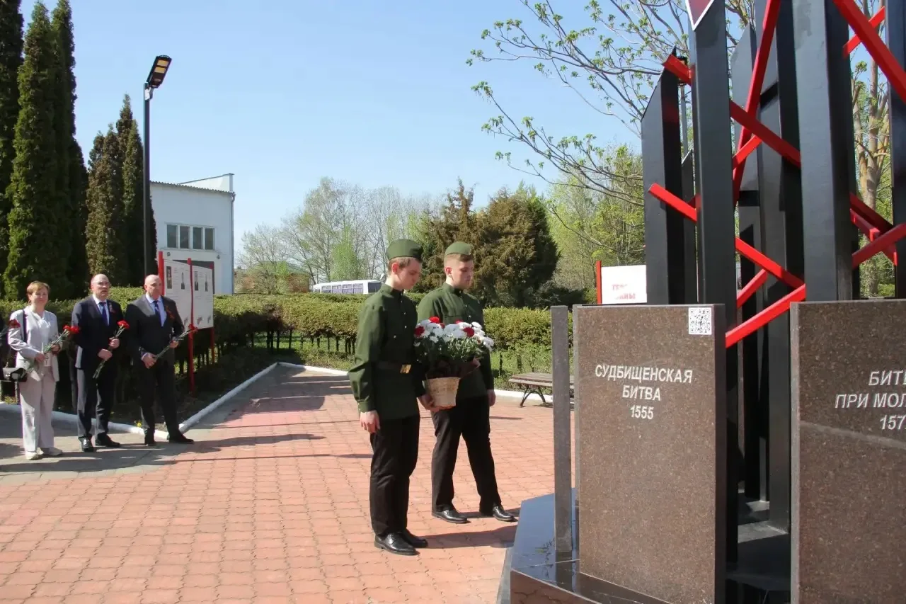 В преддверии Дня Победы в Орловском ГАУ прошла торжественная церемония возложения цветов к стелле «В