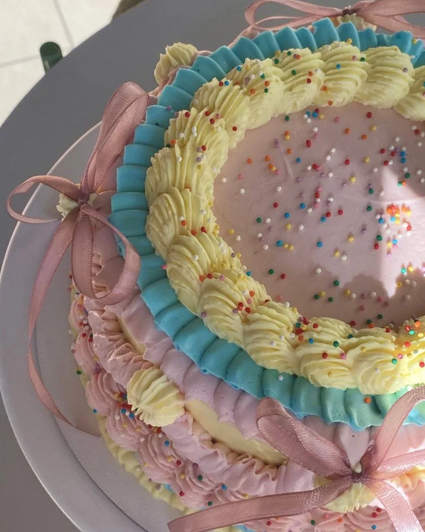 Наблюдаем тренд на торты: в августе в любимчиках рюши🎀
