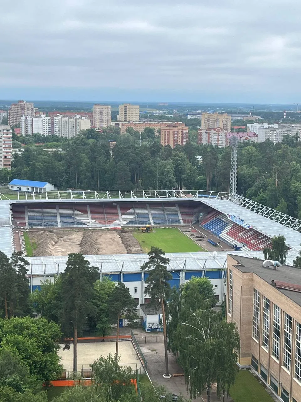 На стадионе начали менять поле 

#Раменское