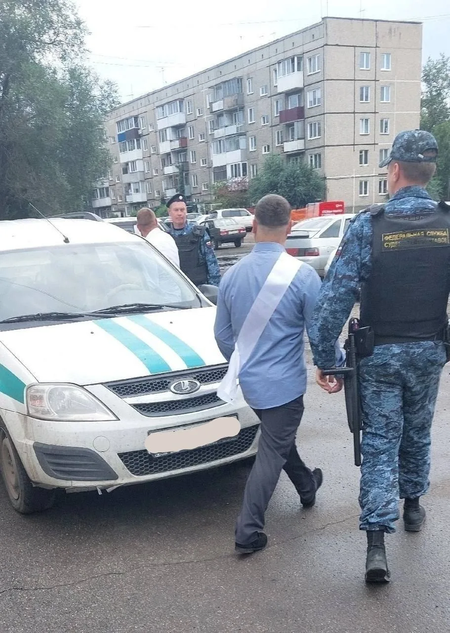 Жениха и свидетеля забрали со свадьбы из-за долгов по алиментам.