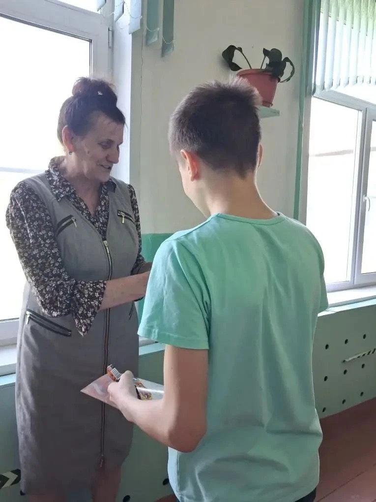 Педагог дополнительного образования Снытко Татьяна Гавриловна наградила ребят за вклад ...