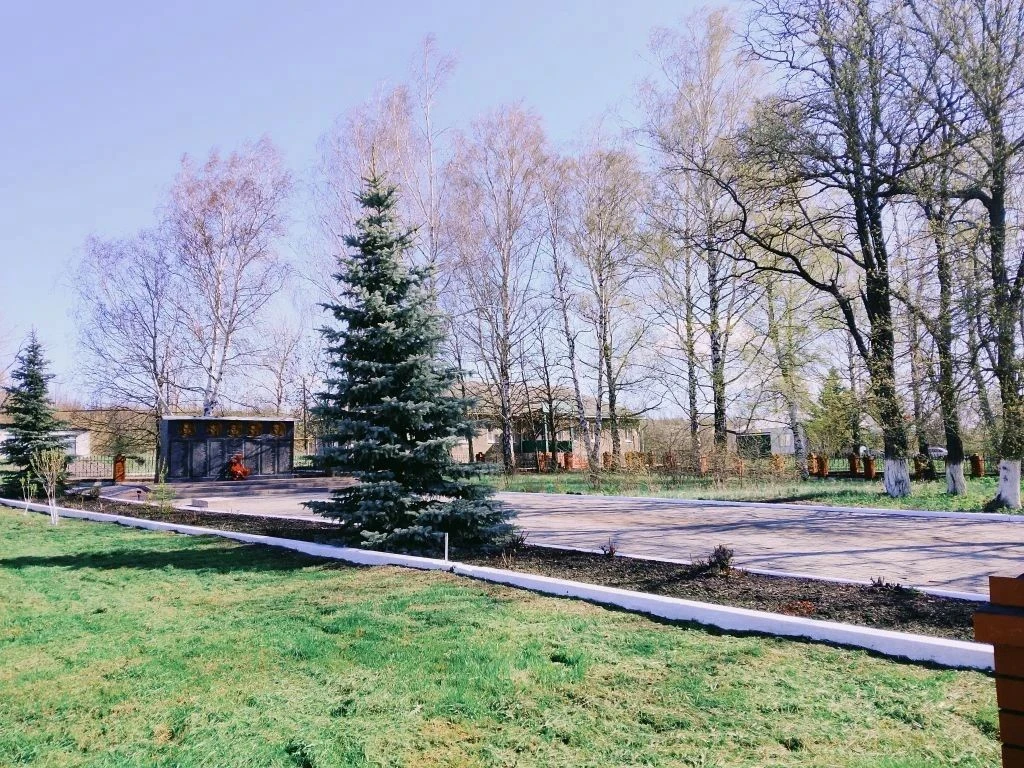 Вчера навели порядок на территории памятника в селе Большая Ивановка.