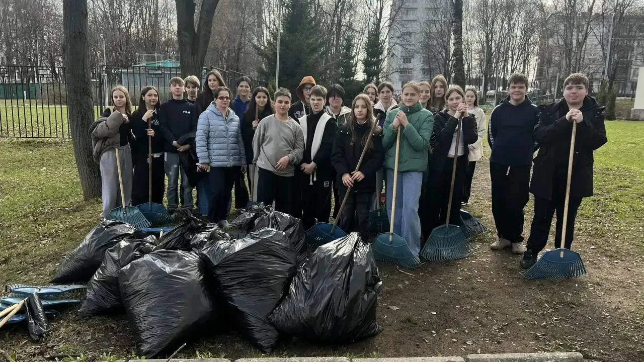 🌿 Субботник с душой: наш волонтёрский отряд наводит чистоту! 🌿  Наш школьный волонтёрский отряд выше