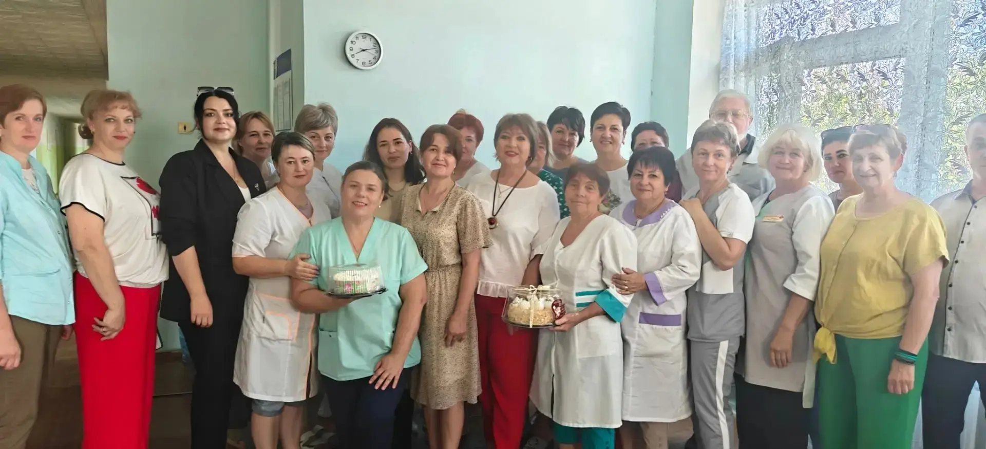 Вы дарите людям надежду и свет,
Желаем здоровья на тысячу лет!
Пусть труд ваш почетный приносит успе