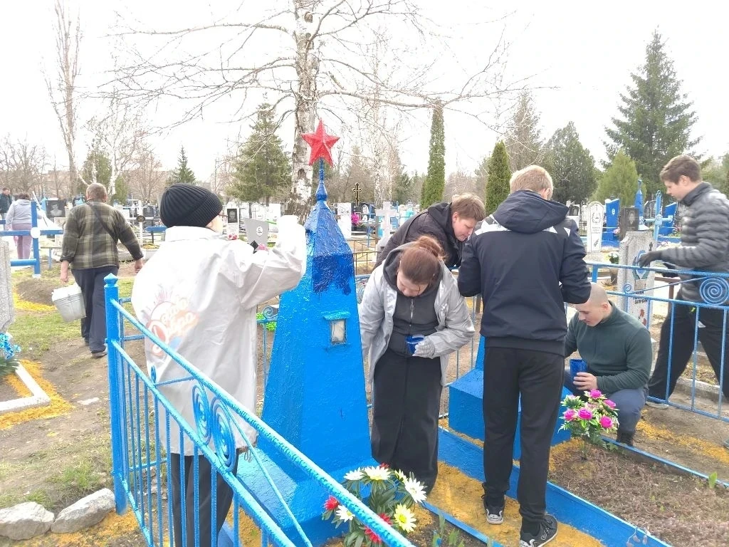 СУББОТНИК ПАМЯТИ ⭐⭐⭐⭐⭐⭐⭐⭐ Говорят, человек жив, пока о нем помнят. 🎓Ученики школы №3 доказали это де