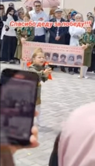 Господи, как она поëт, аж сердце замерает.МОЛОДЕЦ , ТАК ДЕРЖАТЬ. МИРНОГО НЕБА НАД ГОЛО...