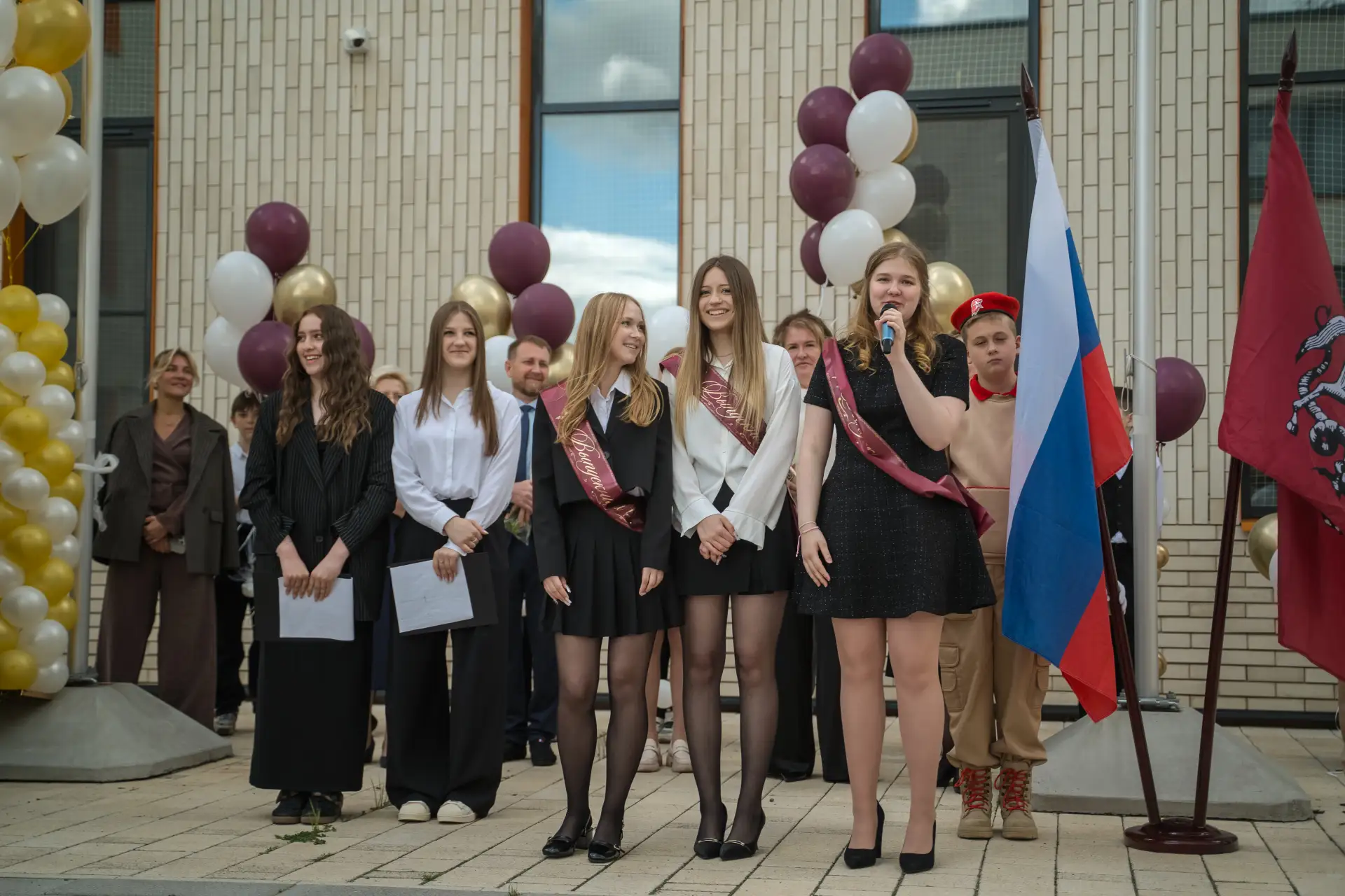 🎓📖 Последний звонок в Мякинино: новая страница в истории школы   💫Мы завершаем наш праздничный дайдж