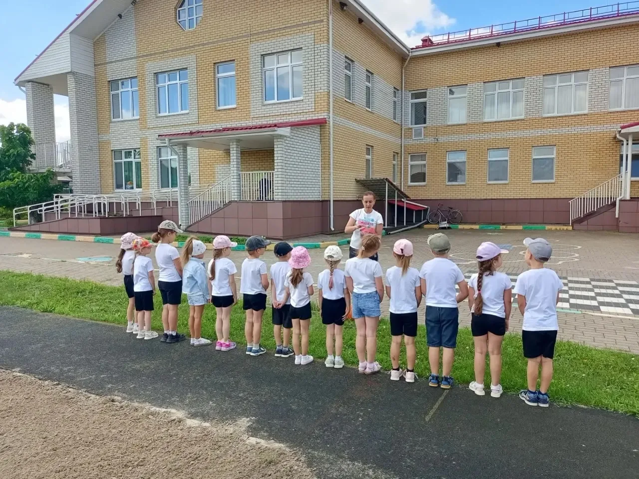 Волейбольная разминка! 🏐

Сегодня наши ребята почувствовали себя настоящими волейболистами. Первым 