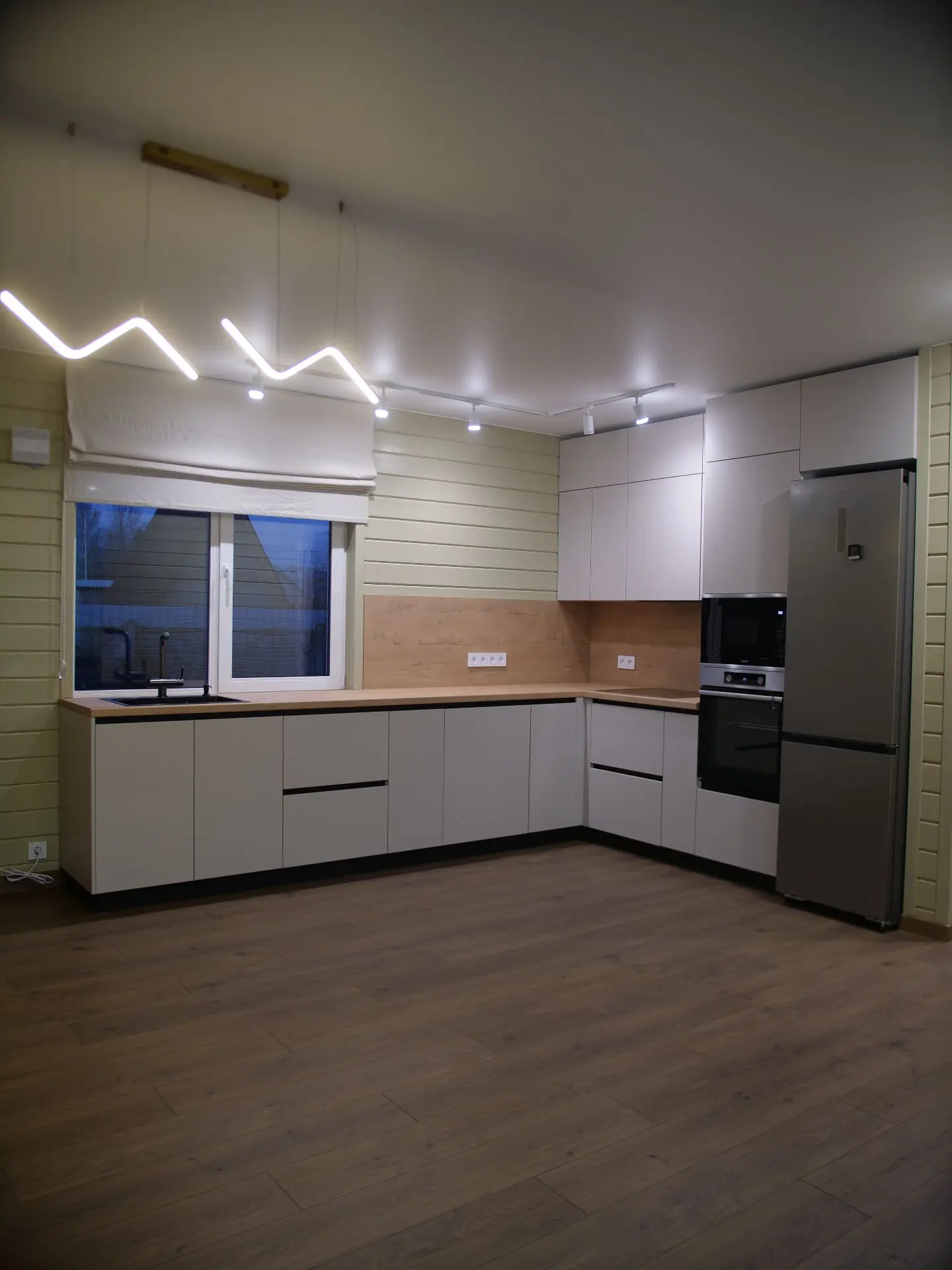 🏡 Кухня на заказ комфорт-класса в деревенском доме.


Светлые гладкие фасады без ручек, тёплая стол