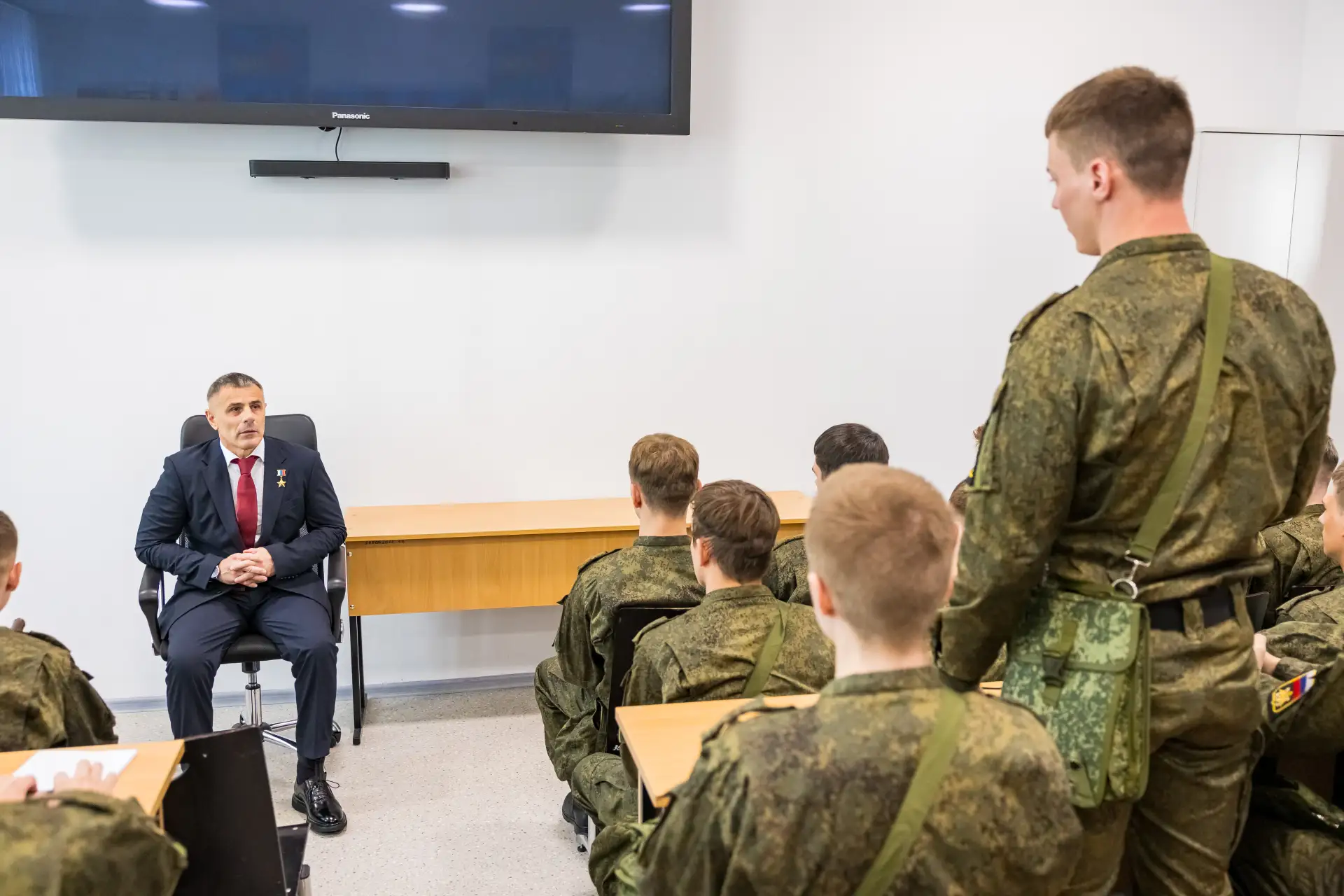 Герой России Андрей Козлов провёл антитеррористический урок.