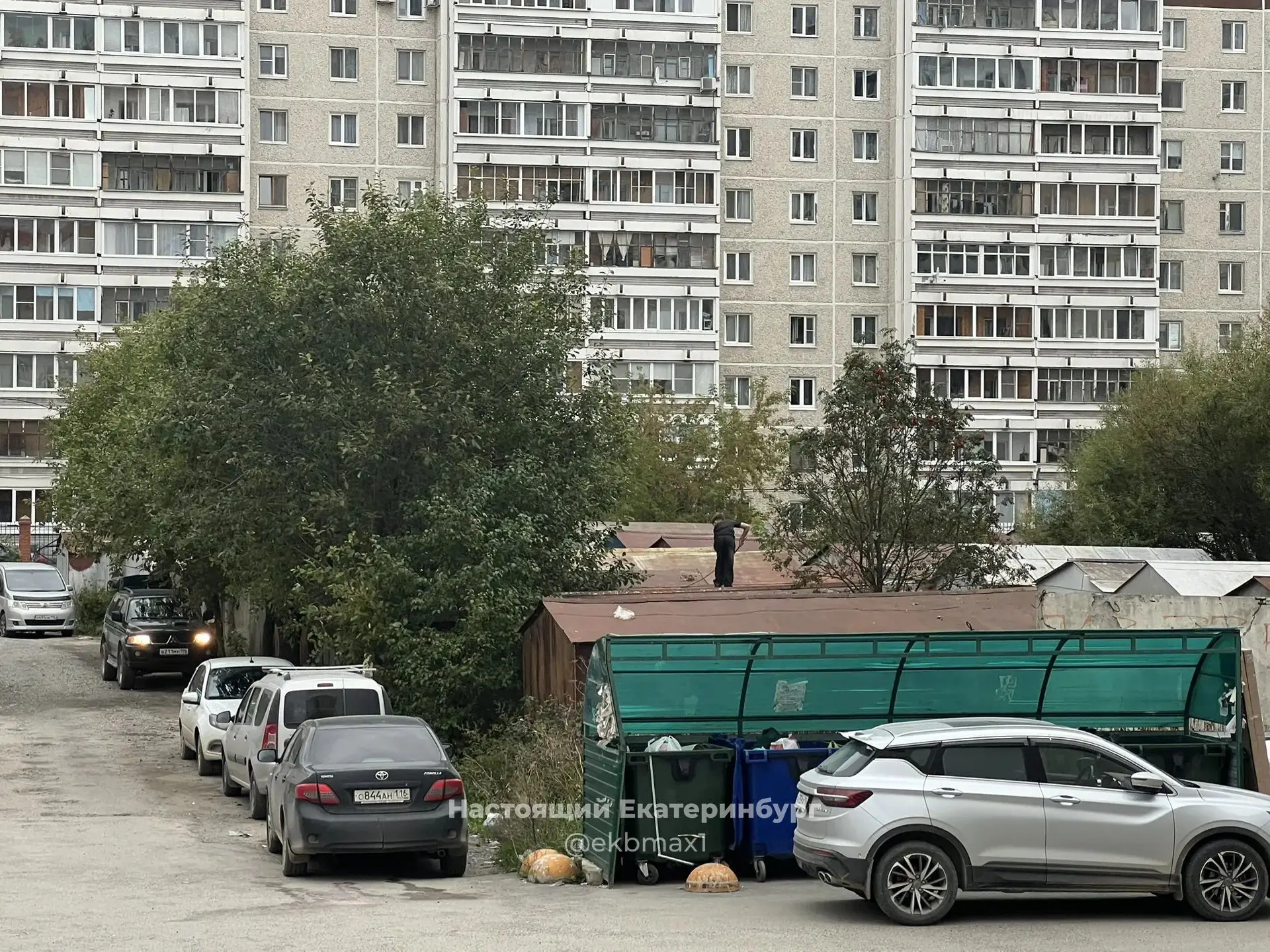Чьи дети ползают по гаражам на Яскина?
