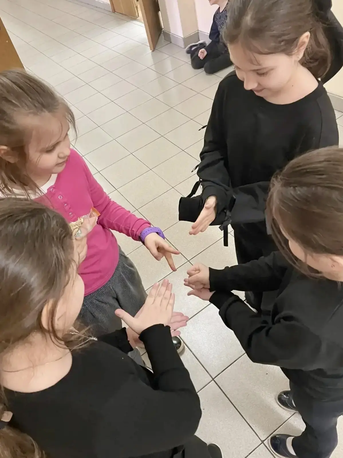✊✌️🖐️ Камень, ножницы, бумага — игра, которая захватила всю школу!  Вчера во всех корпусах было шумн