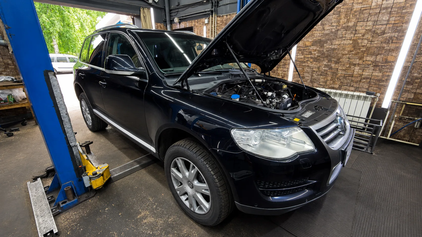 Большой Touareg приехал к нам с солидным пробегом — 386 208 км. На таком пробеге особен...