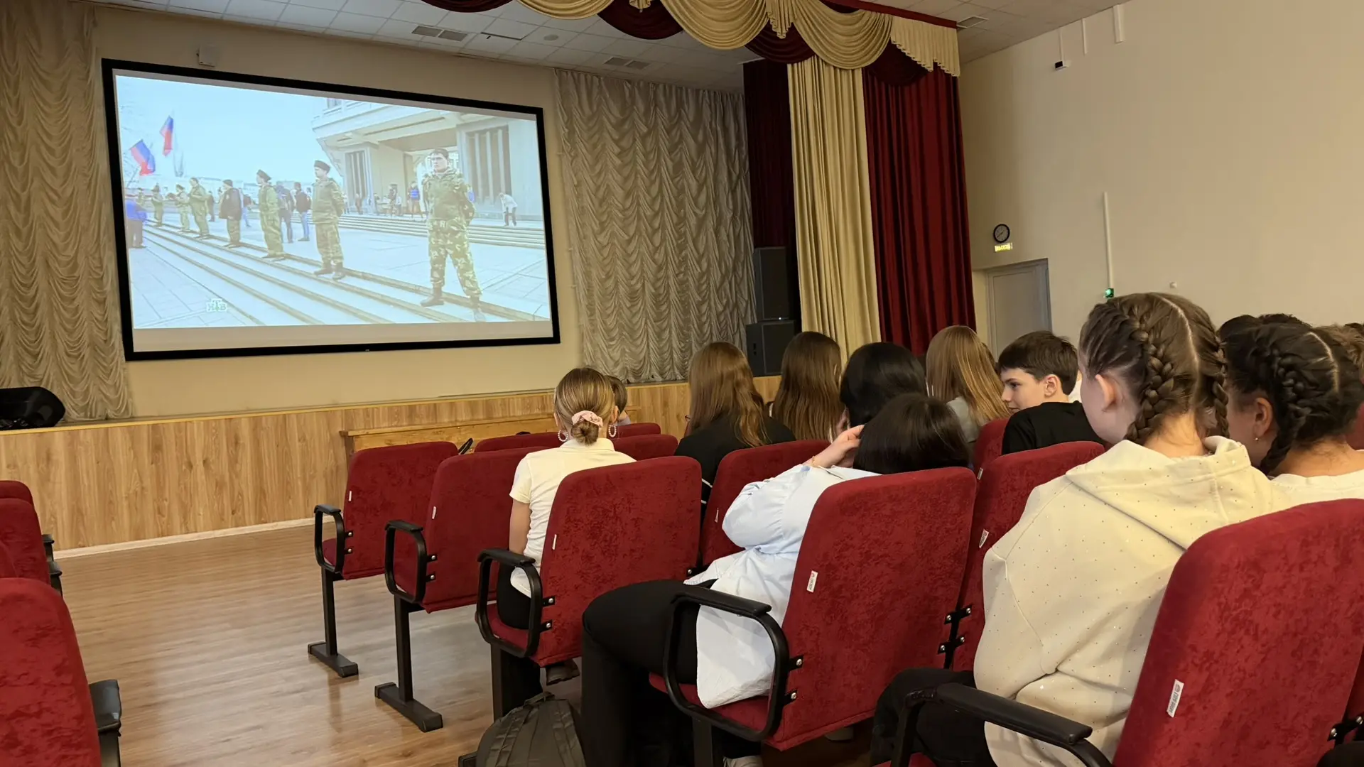 📚 Урок исторической памяти🇷🇺  В рамках празднования воссоединения Крыма с Россией учащиеся 7-х класс