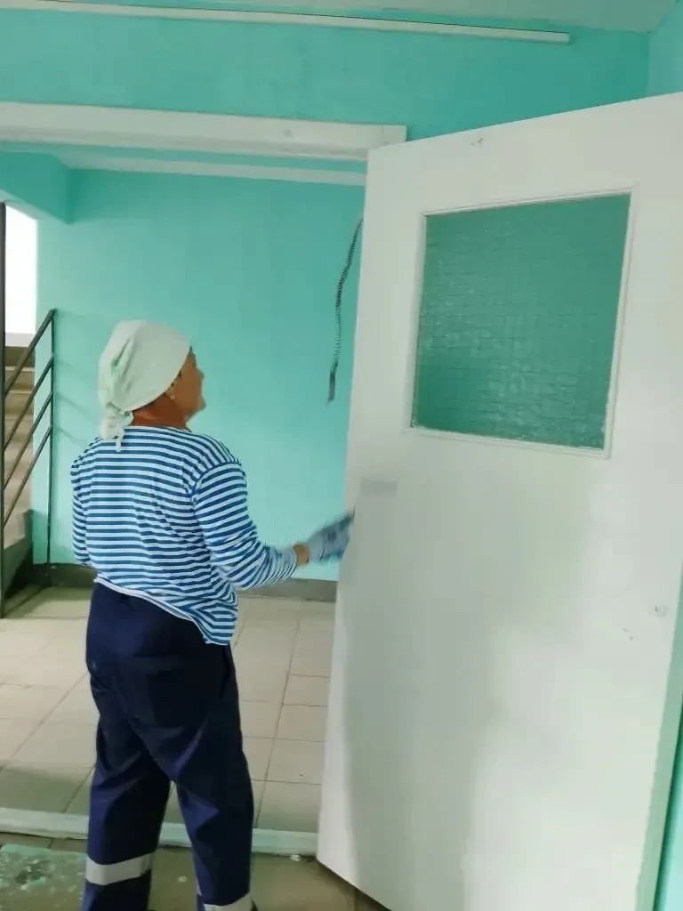 🎨 Косметический ремонт:

📍Покраска тамбуров: ул. Строителей д. 2
📍Покраска входных дверей: ул. Це