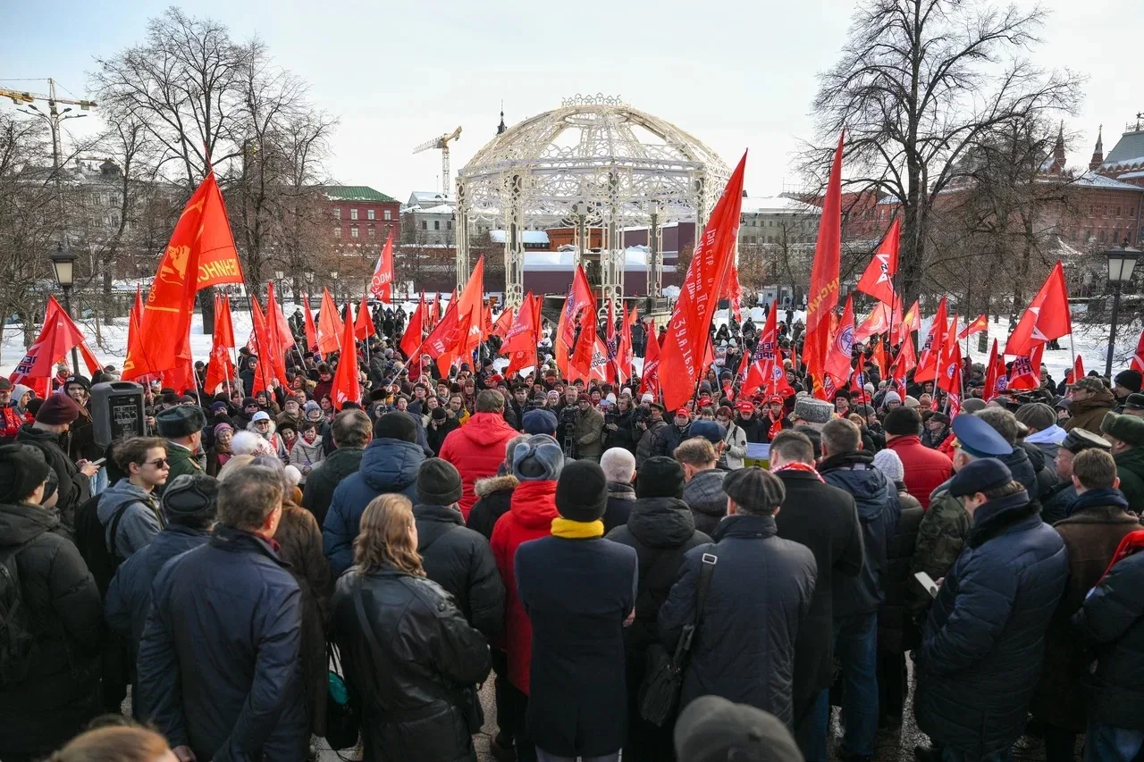Сегодня в Москве прошла встреча депутатов-коммунистов  с избирателями.   Встреча была посвящена Дню 