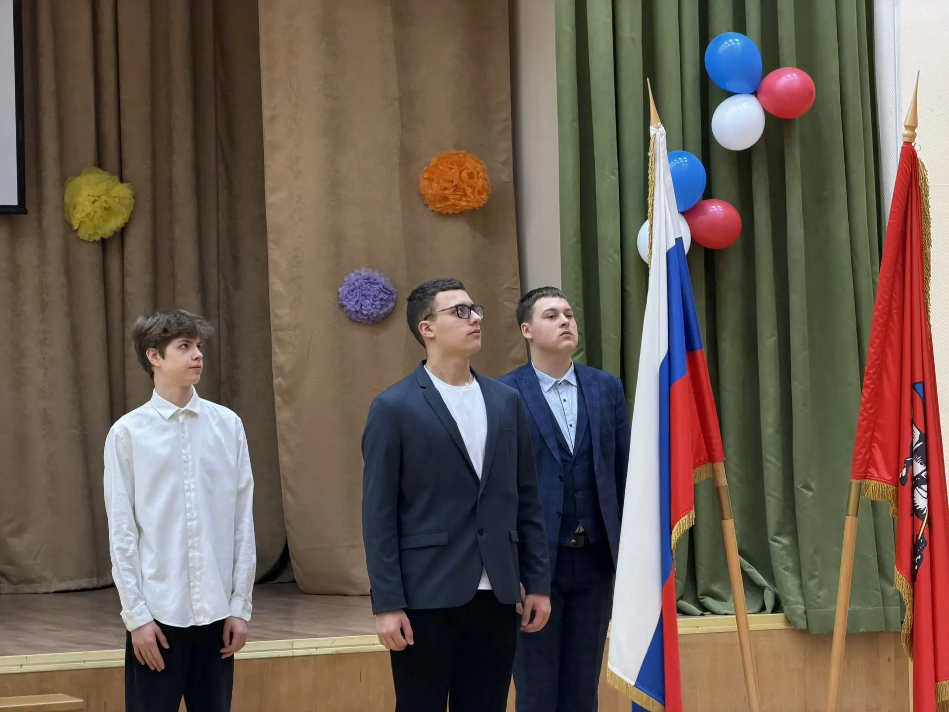 🇷🇺Учебная неделя в нашей школе началась с торжественной церемонии поднятия и выноса Государственного
