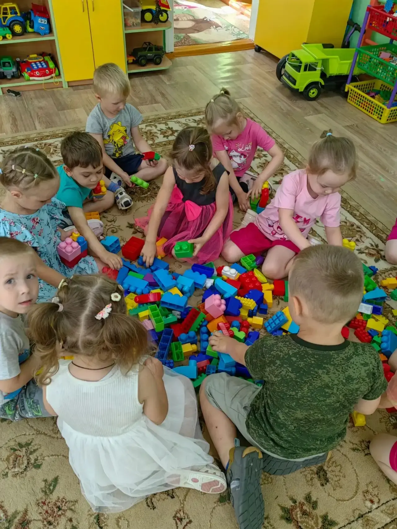 Играя в LEGO, ребенок развивается. В процессе конструирования совершенствуется воображе...