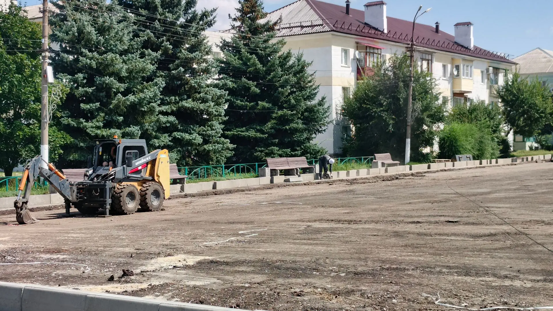На центральной площади города строительные работы не прекращаются даже в выходные, а на...
