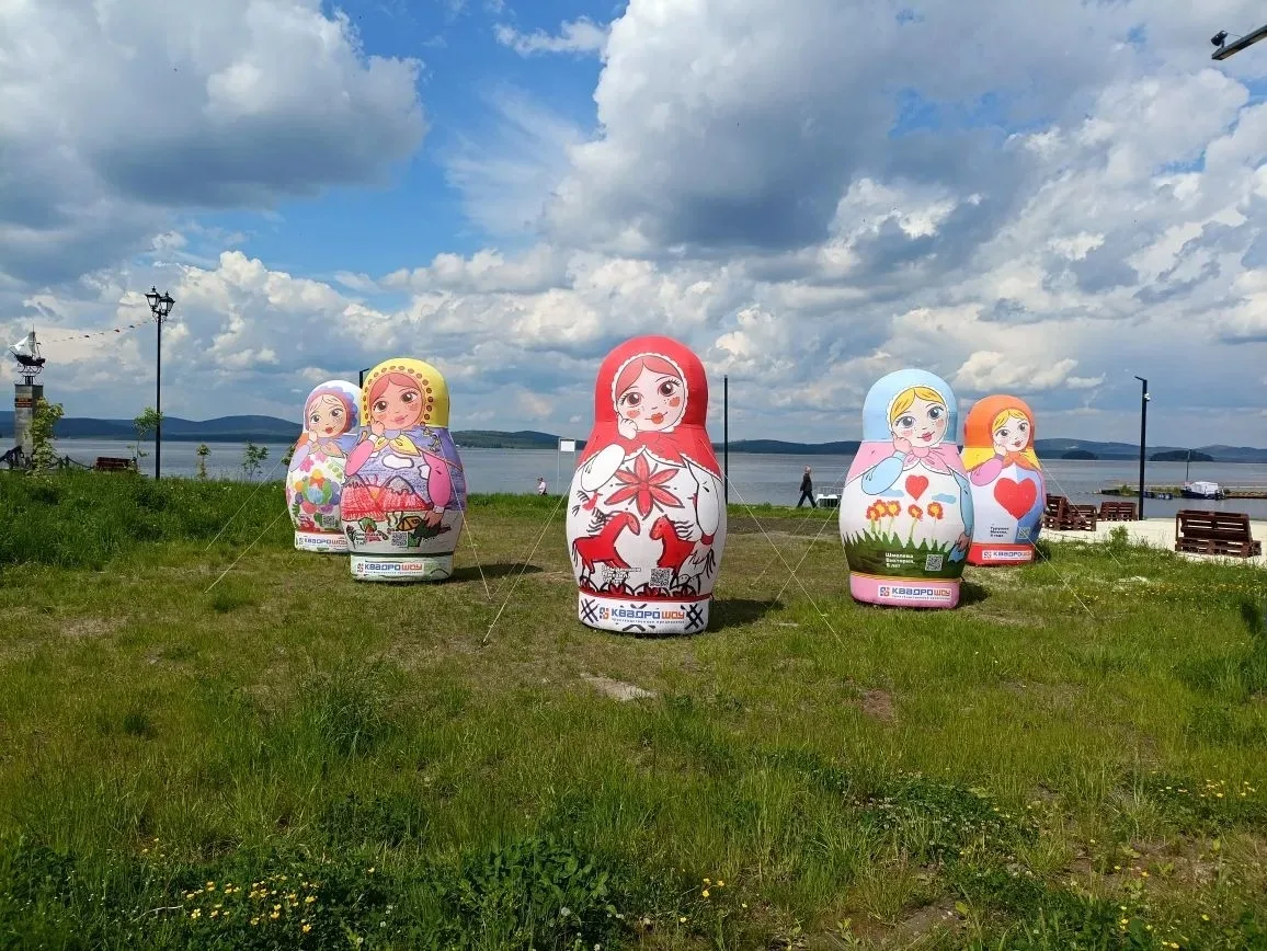 Матрешки вернулись!

🤗 Вновь на набережной Среднеуральска появился арт-объект от КвадроШоу. Пять 3-