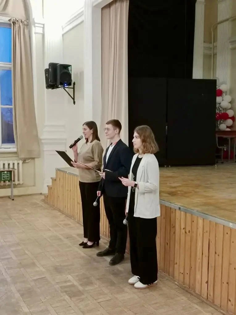 Сегодня в нашей школе по традиции учебная неделя началась с торжественной линейки, посвящённой подня