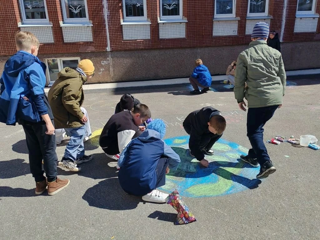 🎨 Мир на земле глазами детей.  Для учеников 4А и 4Б классов урок рисования прошёл не в классе, а на 