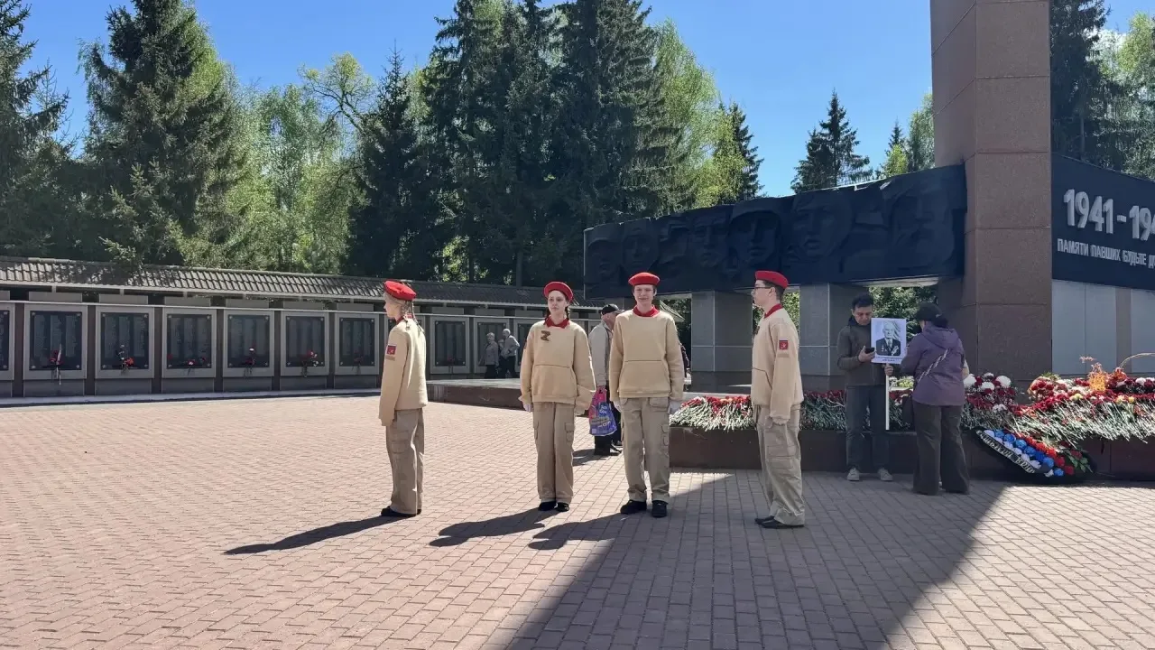 🇷🇺 Память, которую нельзя забыть.  Сегодня обучающиеся нашей школы приняли участие в Вахте Памяти на