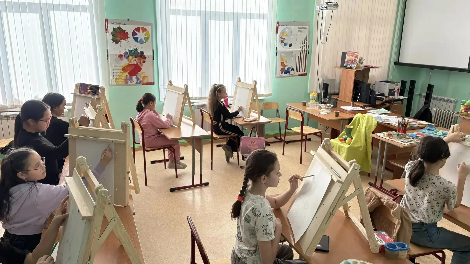 🌈 Почему уроки изобразительного искусства это больше, чем просто рисование?

Уроки ИЗО в нашей школ