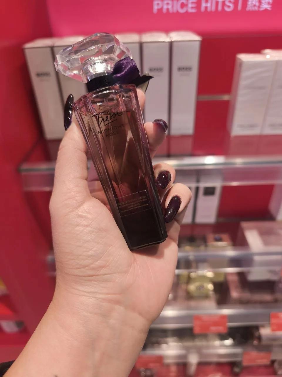 И уже в Москве на выходе из аэропорта сунула нос в старенькую Midnight Rose Lancome.