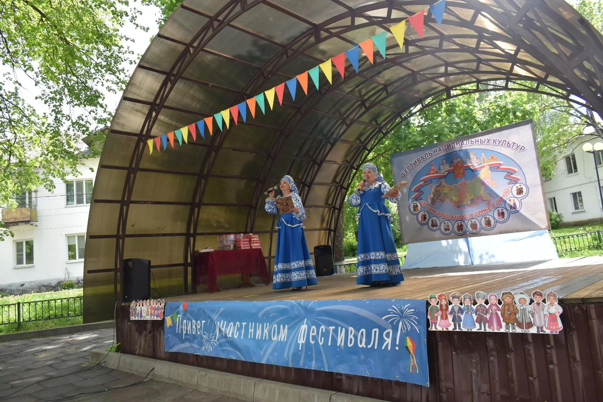 В Думиничах прошёл фестиваль национальных культур «В семье большой, в семье единой»
16 мая в сквере 