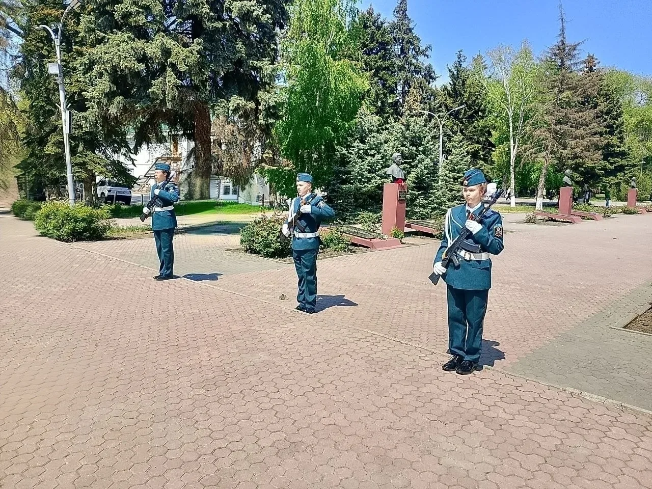 🎗️ ГИМНАЗИЯ‑ЭТО ПАМЯТЬ!  ⚪ В День Великой Победы юнармейский отряд «МИГ‑21» МБОУ Гимназия № 21 нёс п