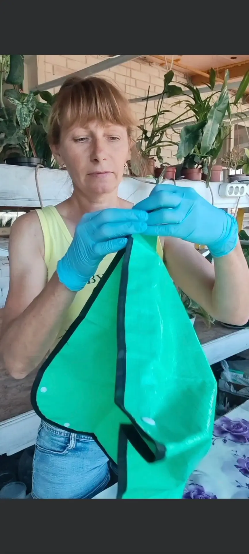 Очень полезный подарок мне сделала дочка. Подарила коврик для пересадки растений.