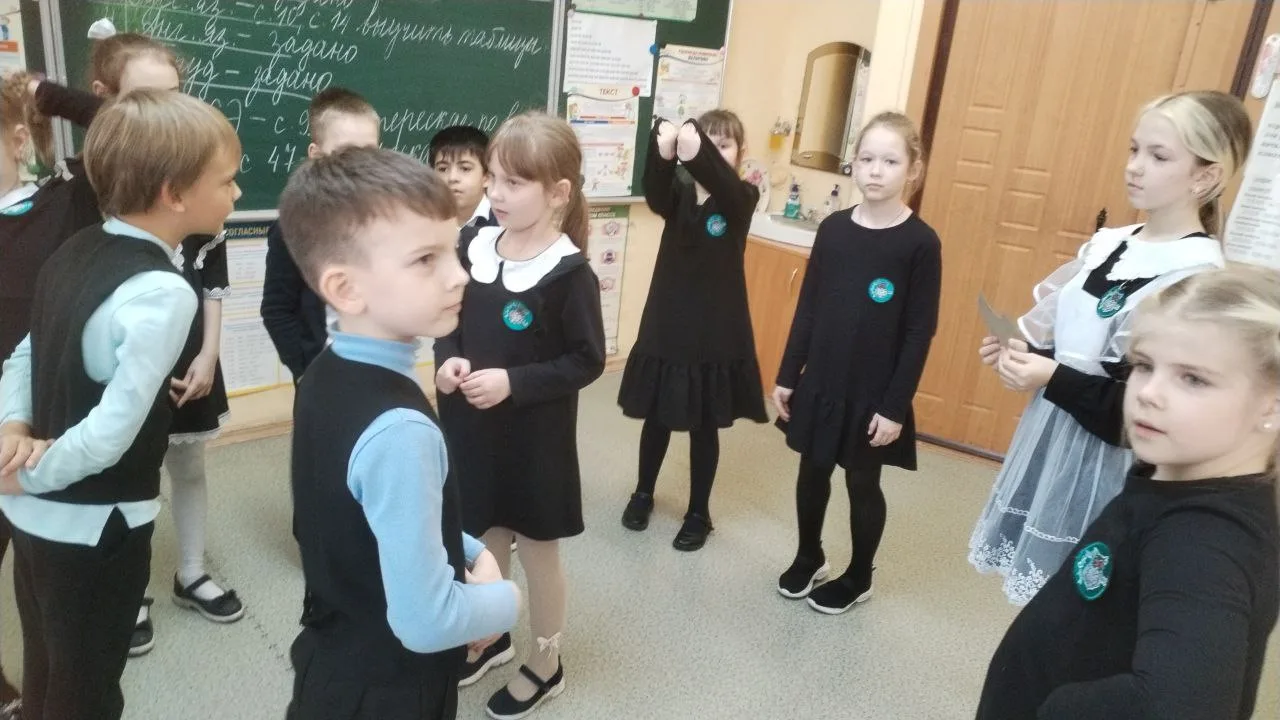 📢 Учимся сами — учим других!  🇷🇺 В рамках Года единства народов России в нашей школе стартовал замеч