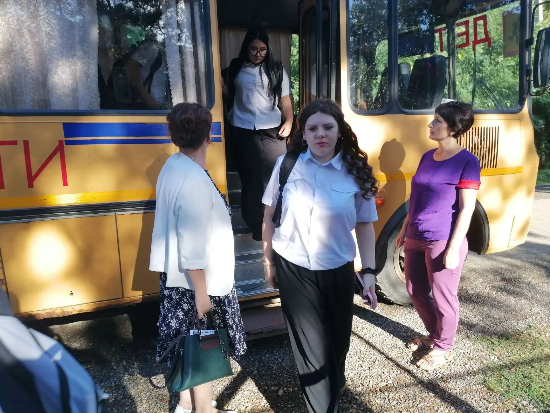 🚌 Родительский контроль: безопасная высадка детей у школы продолжается.