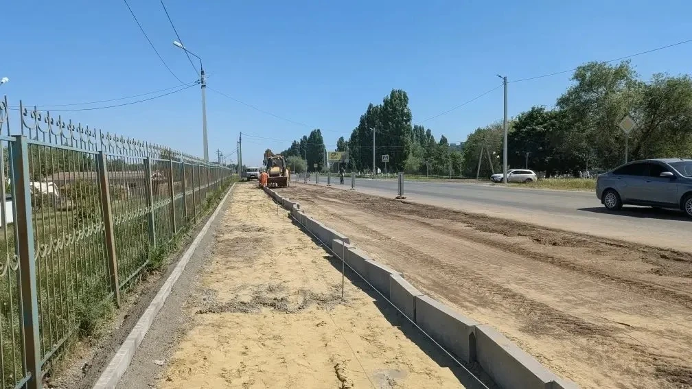 Около пляжа в 7-ом микрорайоне начали обустраивать парковку  Сейчас дорожные рабочие занимаются укла