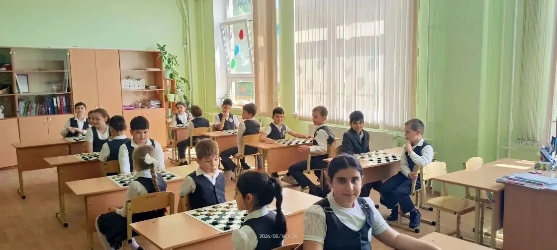 📢 Шашечный батл  В школе прошёл турнир по шашкам между 3" А" и 3" В"классами. Азарт, логика и воля к