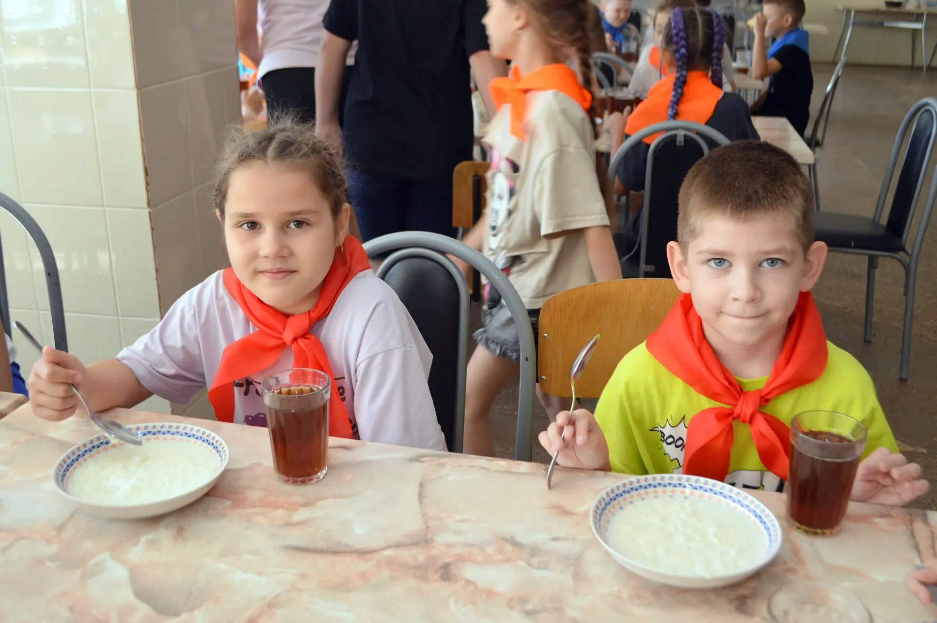 🍓ЛЕТО 2026🍏
👫 ДЕНЬ 13 🥳

Молочная каша - сила наша!

Завтрак в лагере дневного пребывания "Солны