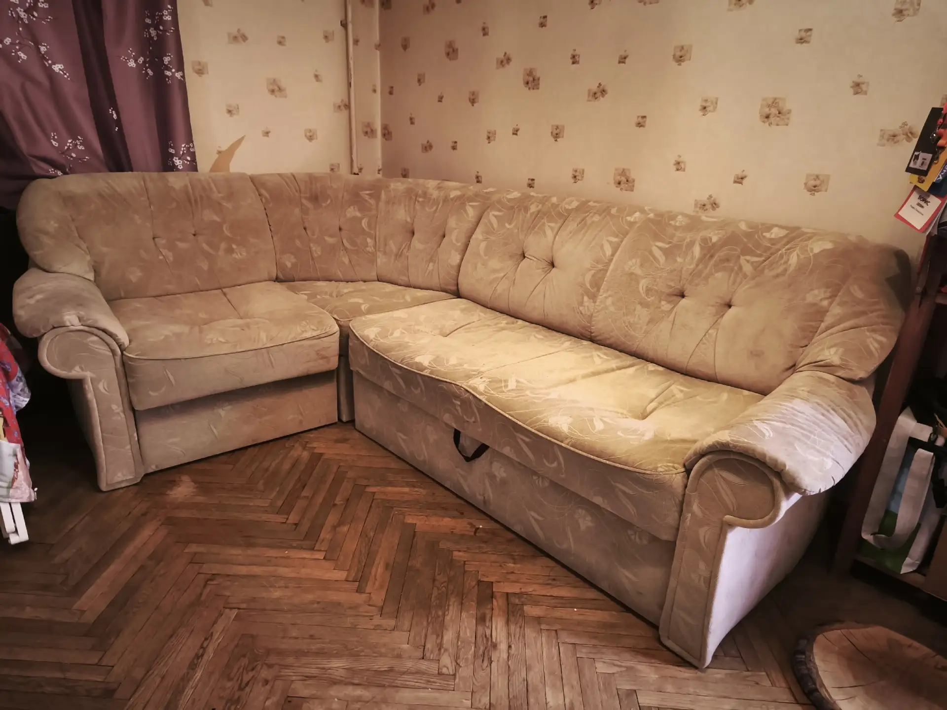 Отдам диван.  Размеры по запросу.  Самовывоз район м. Политехническая.
