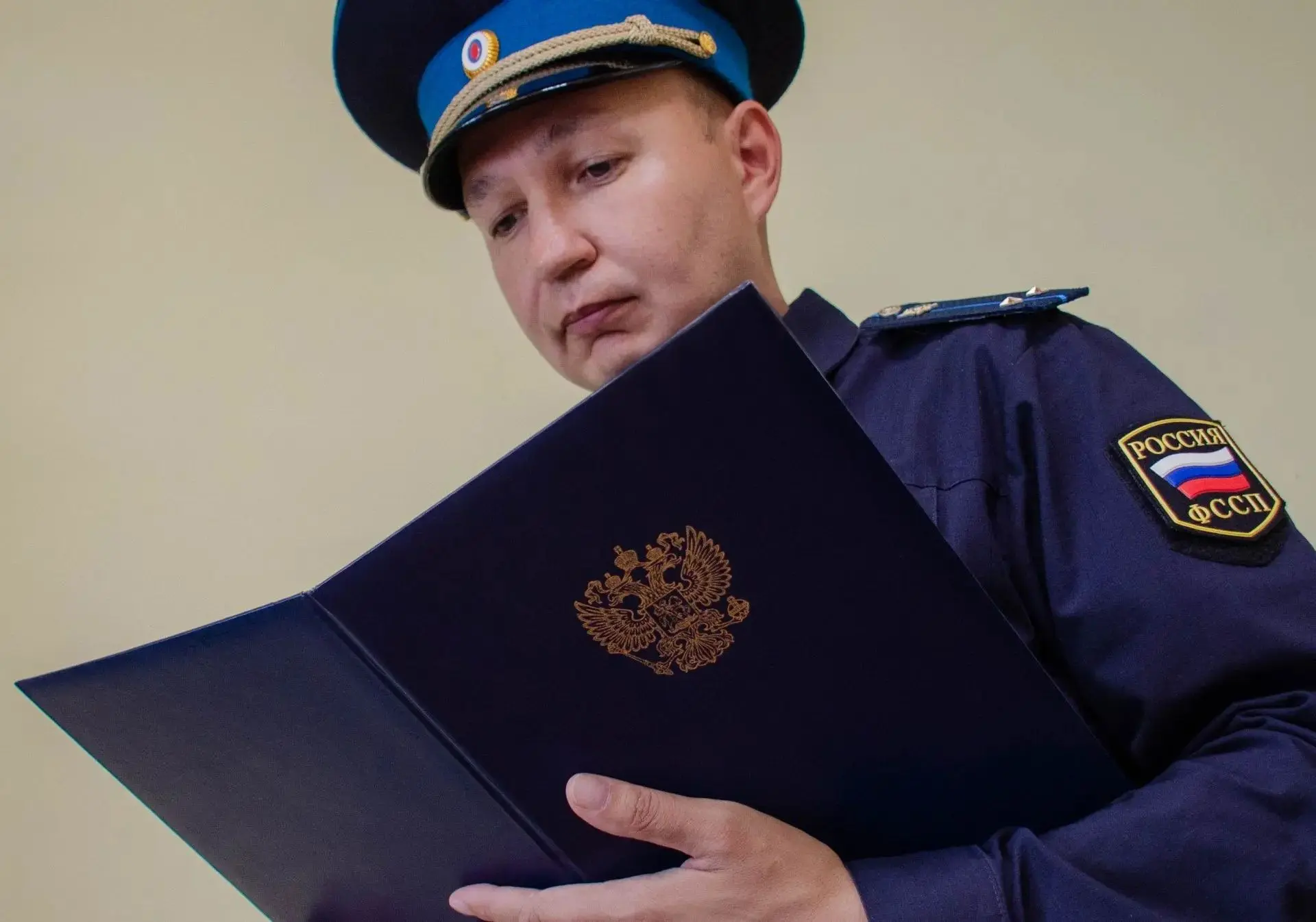 Забайкалец оштрафован за разбитый смартфон, который хотели арестовать судебные приставы   Житель Кал