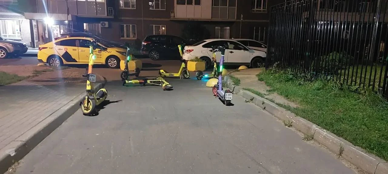 🚦 Самокаты бросили прямо на дороге — людям на колясках не проехать