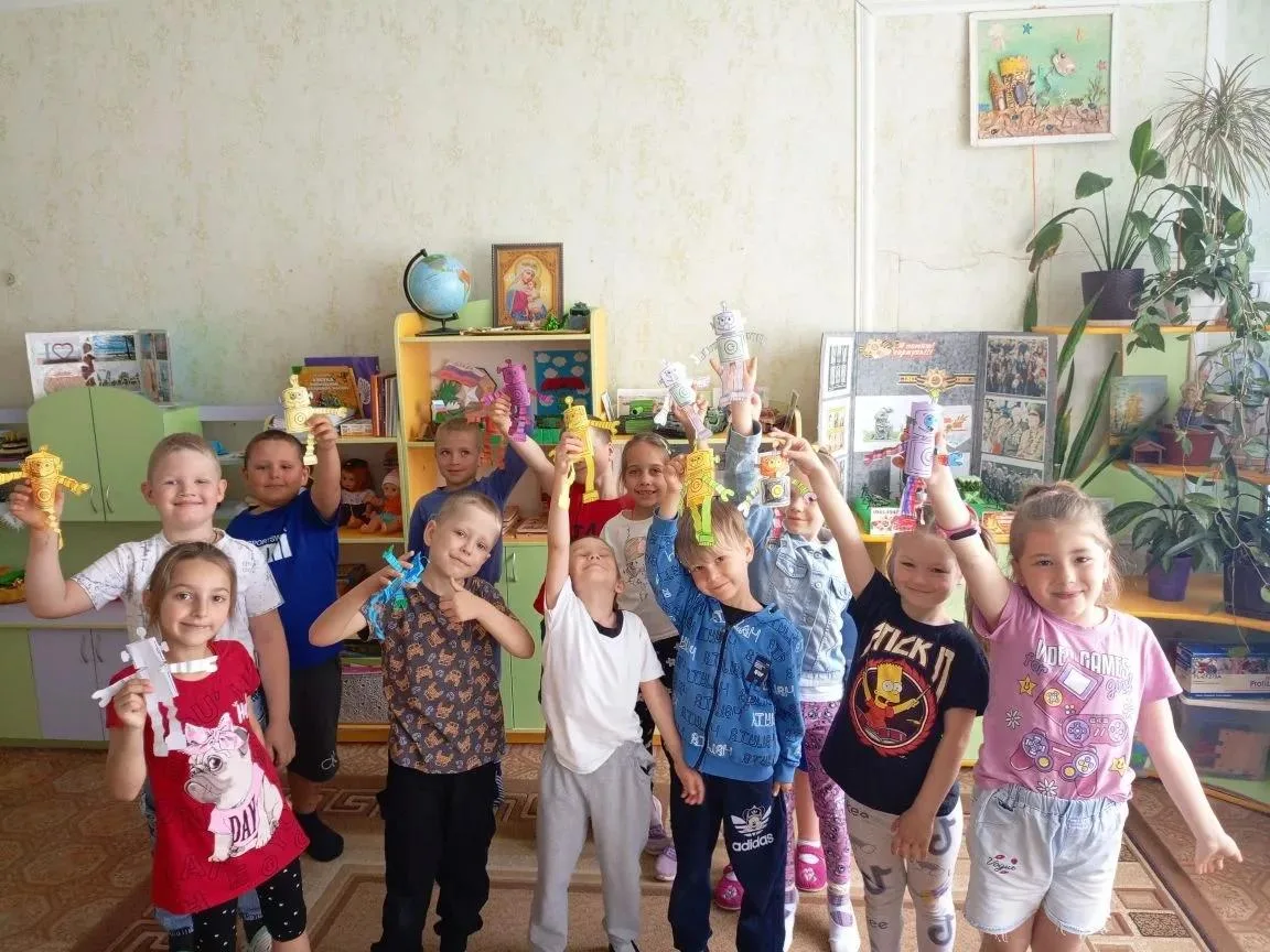 💥Воспитанники подготовительной группы Радуга отмечают День отца — праздник, который позволяет нам е