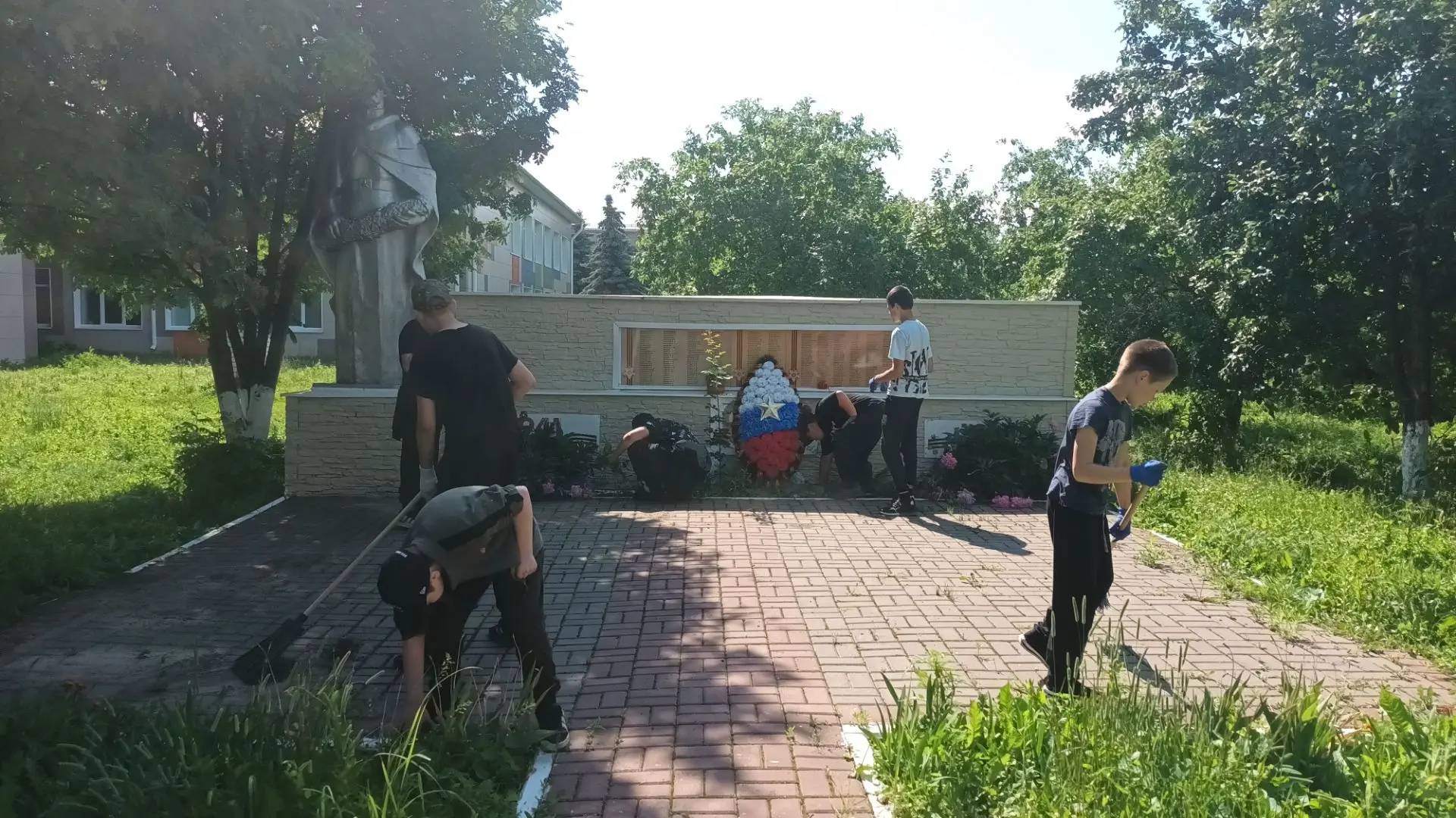 Операция "Памятник". 19  июня Волонтеры Победы, юнармейцы привели памятник и его территорию в порядо