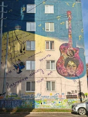 В Уфе закрасили мурал с портретом певицы Земфиры* на доме, где она жила