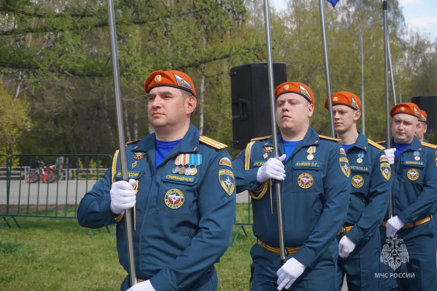 Свердловские огнеборцы почтили память воинов-спортсменов Урала  На аллее у Дворца Спорта состоялось 