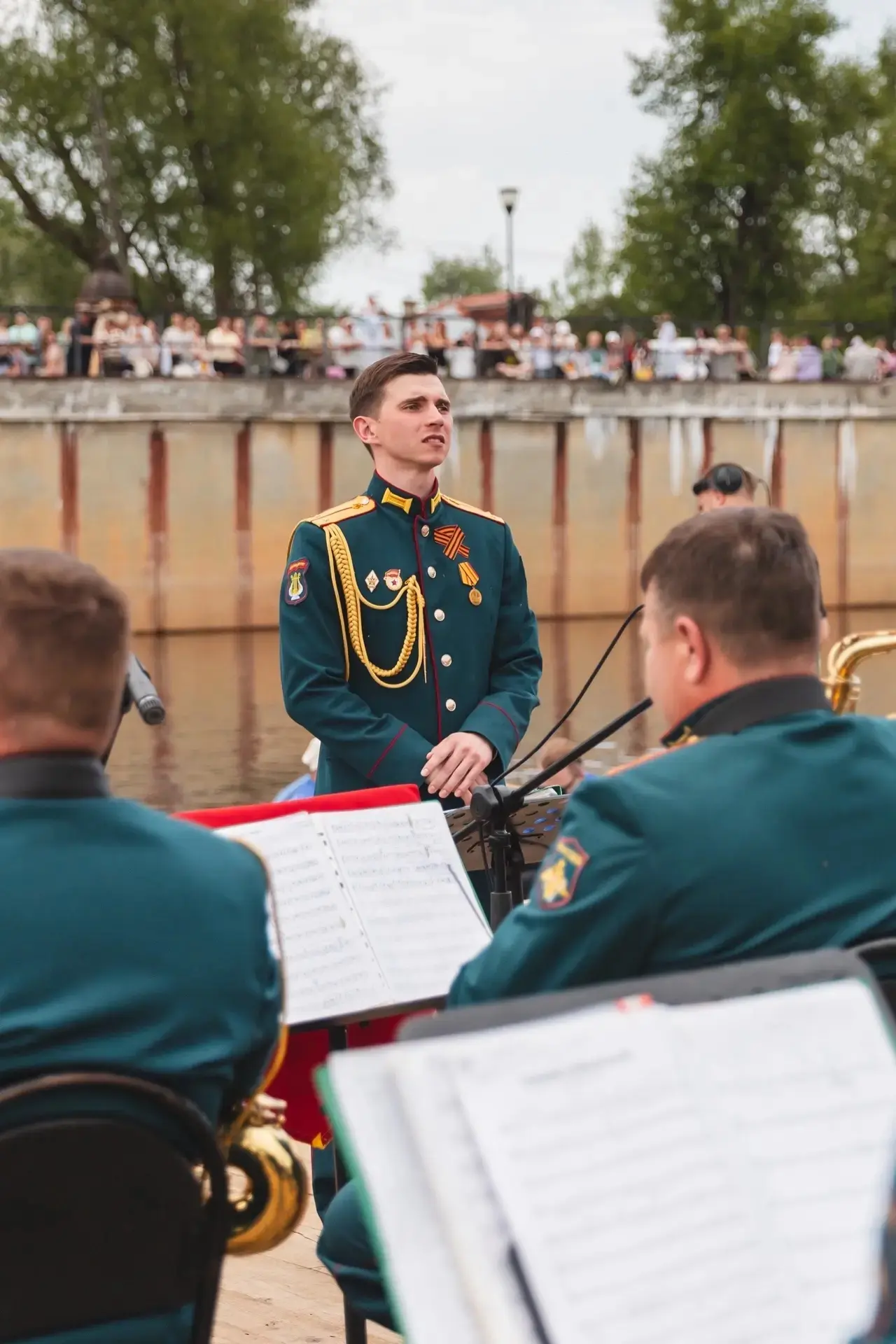 19 расписных фараонок, музыка над Тезой и тысячи гостей: в Холуе прошла «Русская Венеция»  В выходны